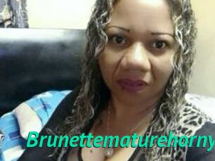 Brunettematurehorny