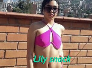 Lily_snack